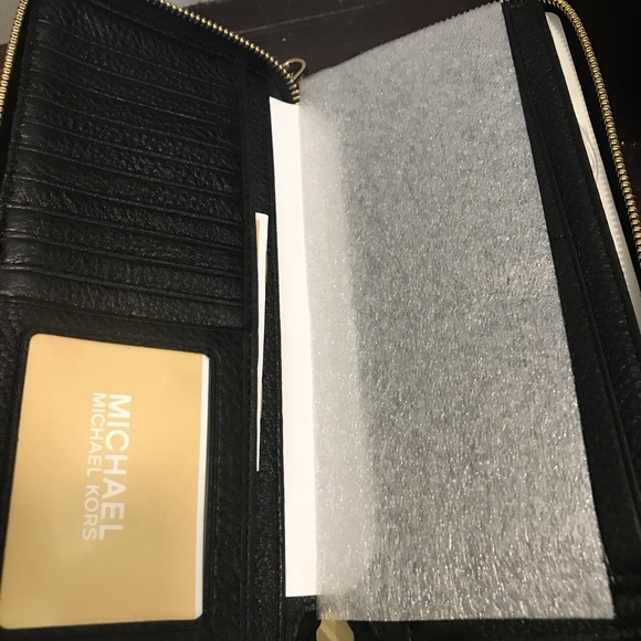 Michael Kors wallet - Picture 5 of 9